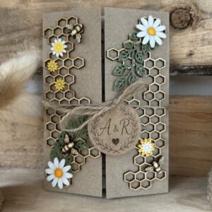 Invitation mariage champêtre – Thème abeilles, marguerites et nid d’abeille